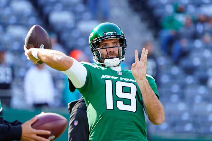 Jets backup QB Joe Flacco warms up